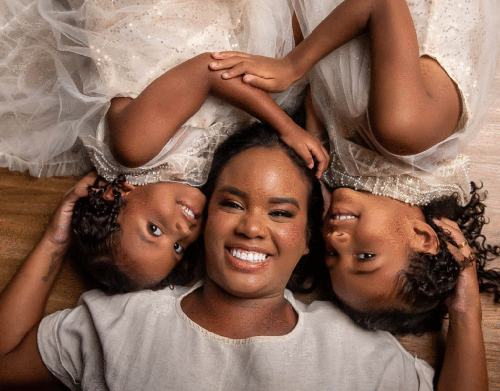 Imagem de Foto de Família Mãe com Filhas